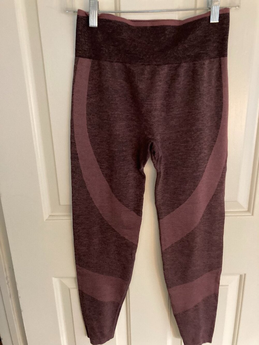 VICTORIA SECRETS PINK SEAMLESS LEGGINGS  MED